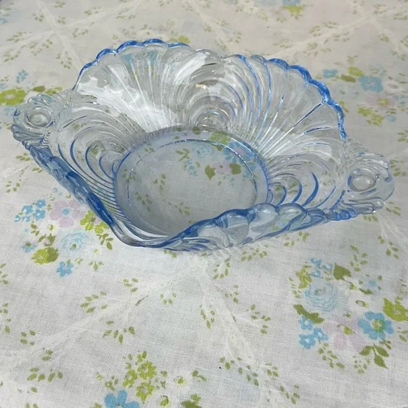 Adorable Vintage Periwinkle Blue Glass Trinket Dish - Picture 2 of 7